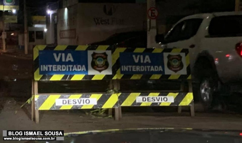 Trecho da Avenida JoÃ£o da EscÃ³ssia Ã© interditado por conta de cratera