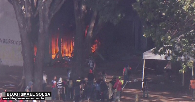 URGENTE - Protesto contra governo Temer vira batalha campal e ministÃ©rios sÃ£o incendiados em BrasÃ­lia