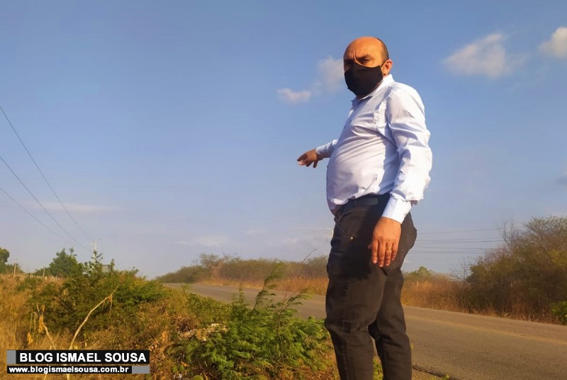 Vereador Edson Carlos constata problema de abastecimento no Assentamento Cheiro da Terra