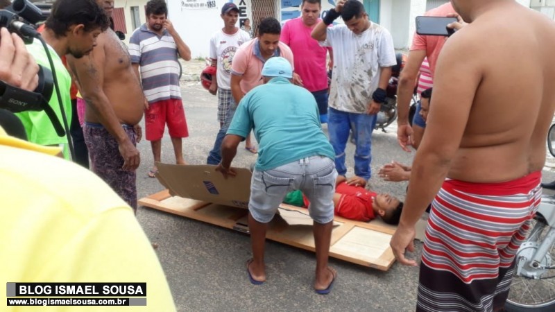 VÃ­tima de acidente espera mais de uma hora por Samu e acaba sendo â€œsocorridoâ€ em porta