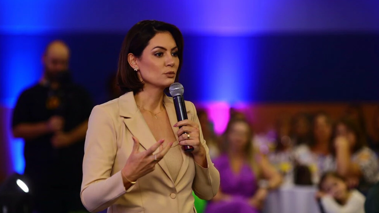 Michelle Bolsonaro é recebida no Paraná aos gritos de 'senadora'