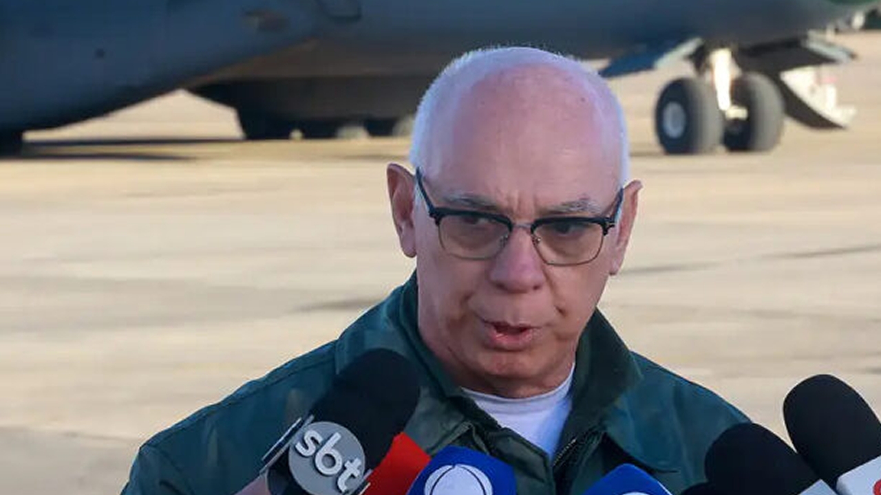 Comandante fica sem avião da FAB, usa voo comercial e corta expediente por falta de verba