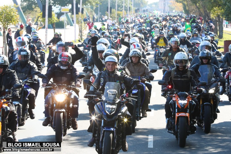 Bolsonaro e apoiadores fazem grande motociata em Porto Alegre