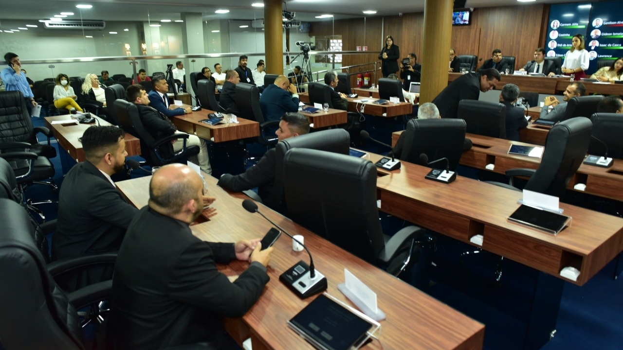 Câmara rejeita requerimento que ridicularizava reitora e aprova moção de apoio