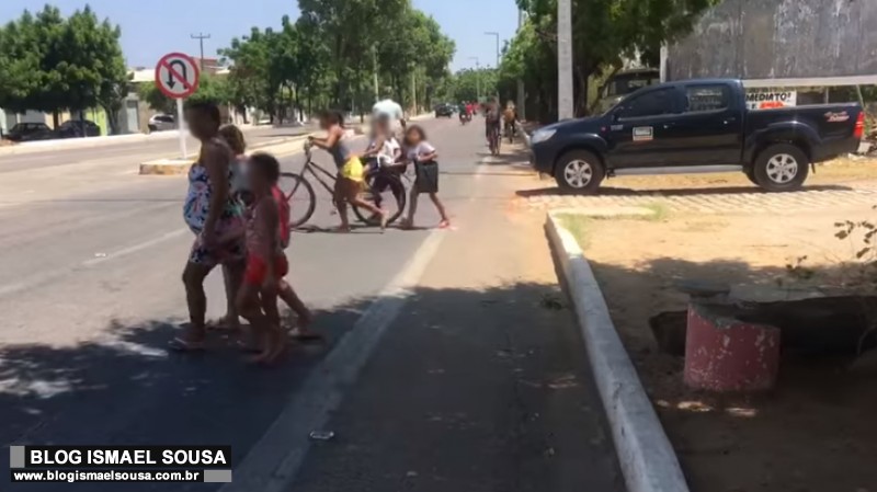 Comerciante alerta para risco de acidente com estudantes em trecho da Avenida Felipe CamarÃ£o