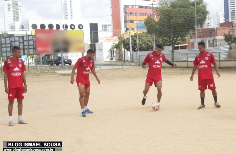 HumilhaÃ§Ã£o: Com NogueirÃ£o interditado, Potiguar de MossorÃ³ treina em campo de barro