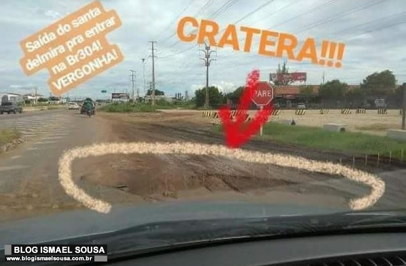 Buraco cobre pista ao lado do viaduto do Santa Delmira