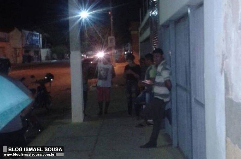 Candidatos comeÃ§am a formar filas para conseguir emprego na Porcellanati em MossorÃ³