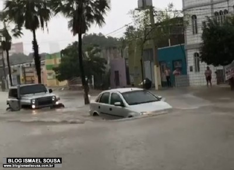 Em MossorÃ³, motoristas enfrentam pontos de alagamento na Avenida JoÃ£o da EscÃ³ssia