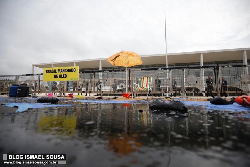 Greenpeace derrama Ã³leo em protesto contra derramamento de Ã³leo
