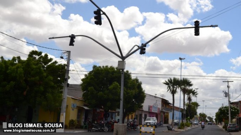 Prefeitura instala semÃ¡foro no cruzamento entre as ruas Delfim Moreira e Seis de Janeiro