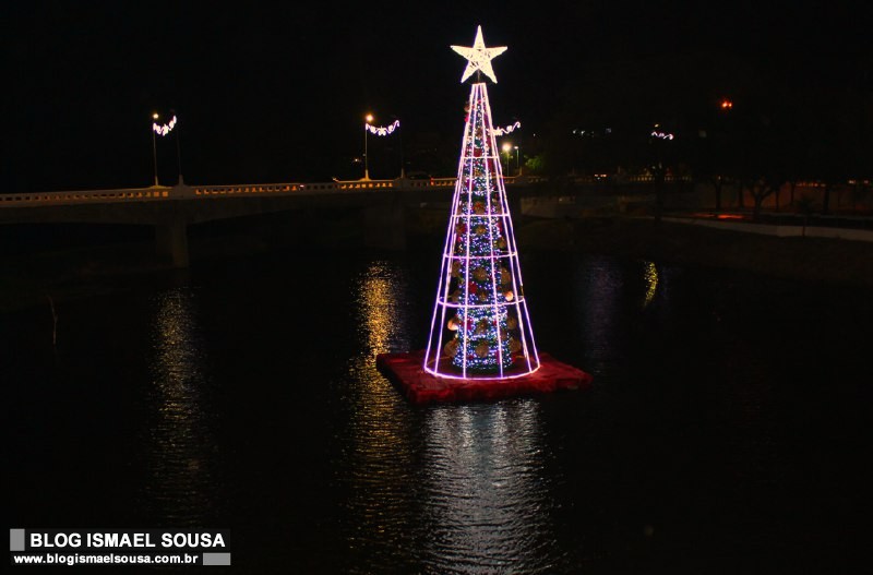 MossorÃ³ ganha decoraÃ§Ã£o natalina com Ã¡rvore de Natal flutuante no rio