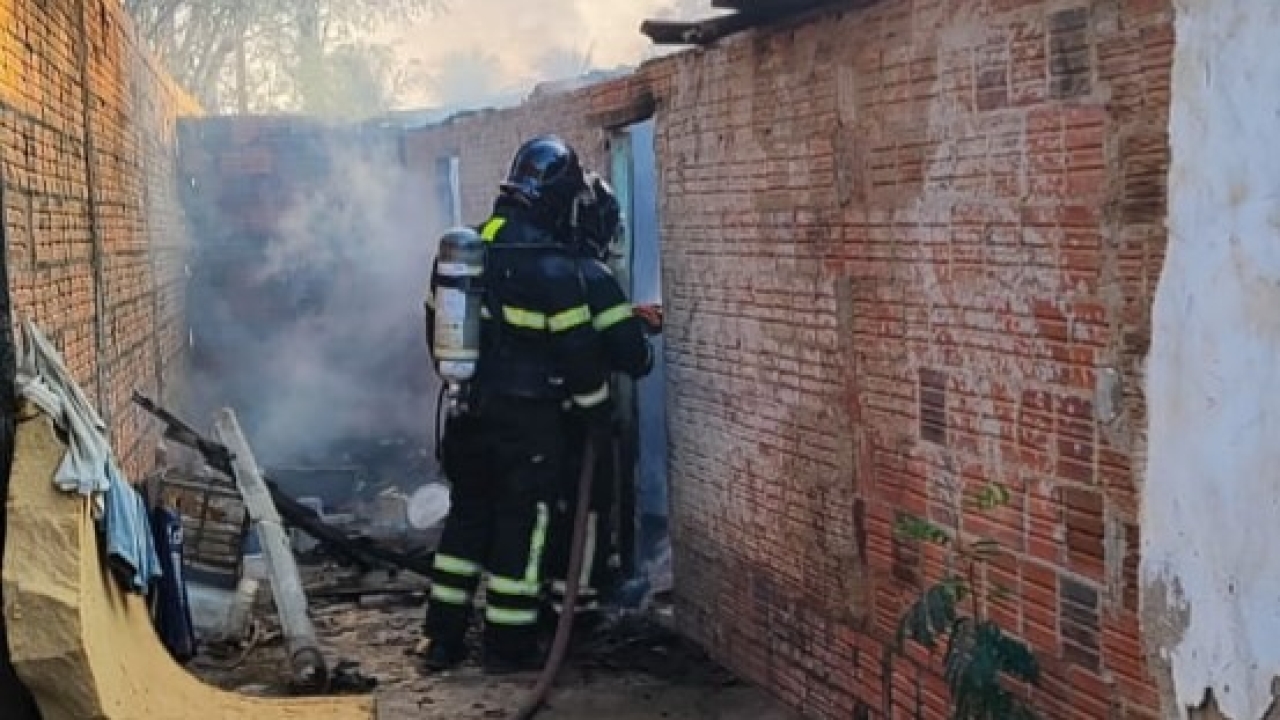 Idoso morre carbonizado em incêndio durante a madrugada em Baraúna