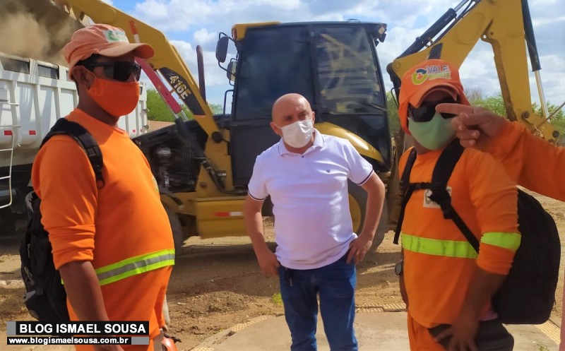 Vereador Edson Carlos fiscaliza obras de pavimentação asfáltica no Bom Jesus