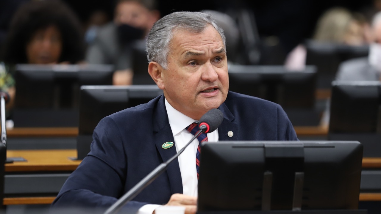 General Girão assina requerimento para vetar o uso da linguagem neutra por instituições de ensino