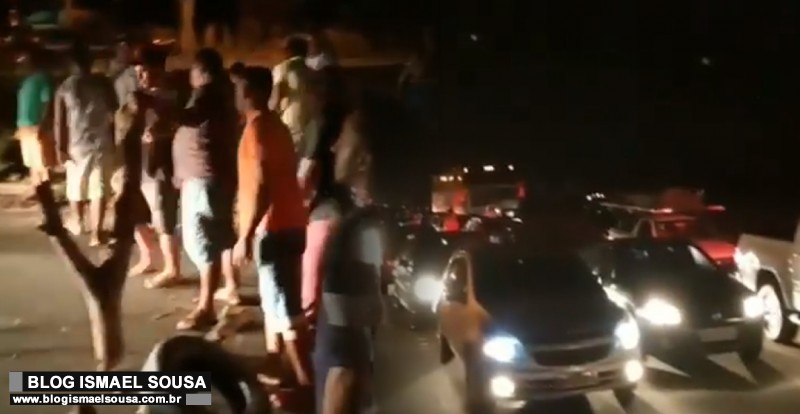 Moradores interditam rodovia em protesto contra muriÃ§ocas