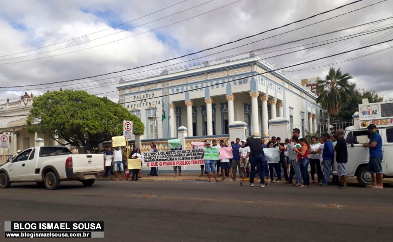 FuncionÃ¡rios protestam contra fechamento de granja que estaria causando infestaÃ§Ã£o de moscas