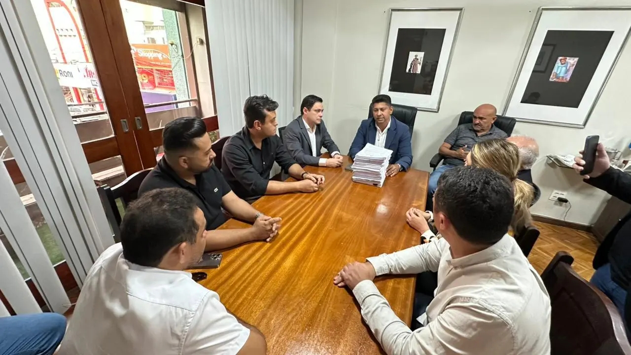 Nenhum vereador da oposição é convidado para entrega de documentos da decoração do Estação Natal