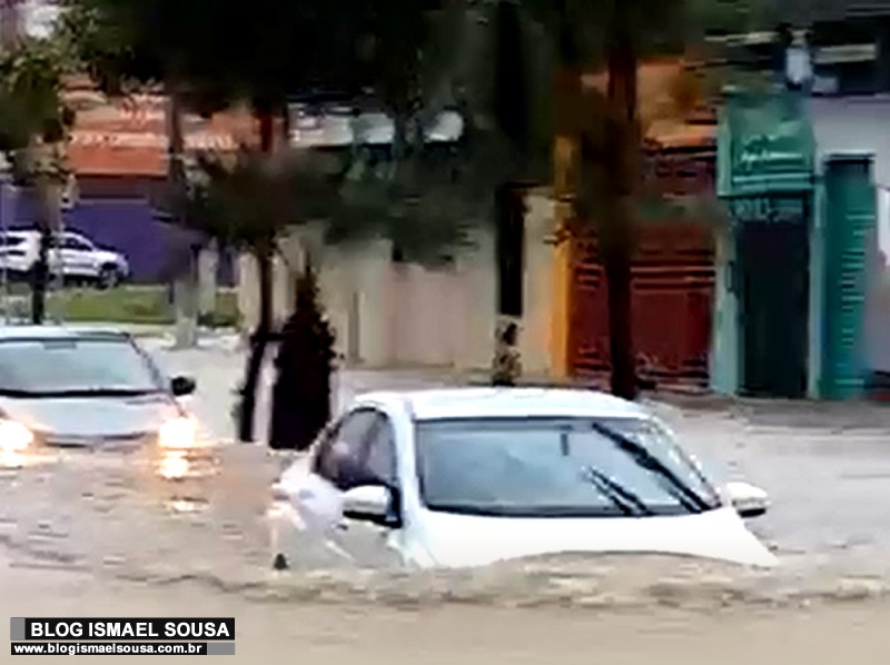 Forte chuva deixa MossorÃ³ submersa