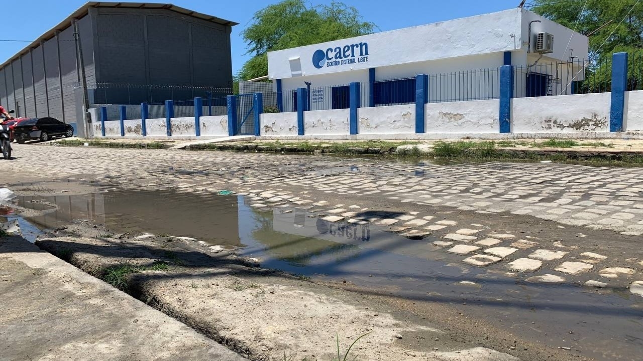 Esgoto a céu aberto e falta d’água: a Caern presta um desserviço em Mossoró