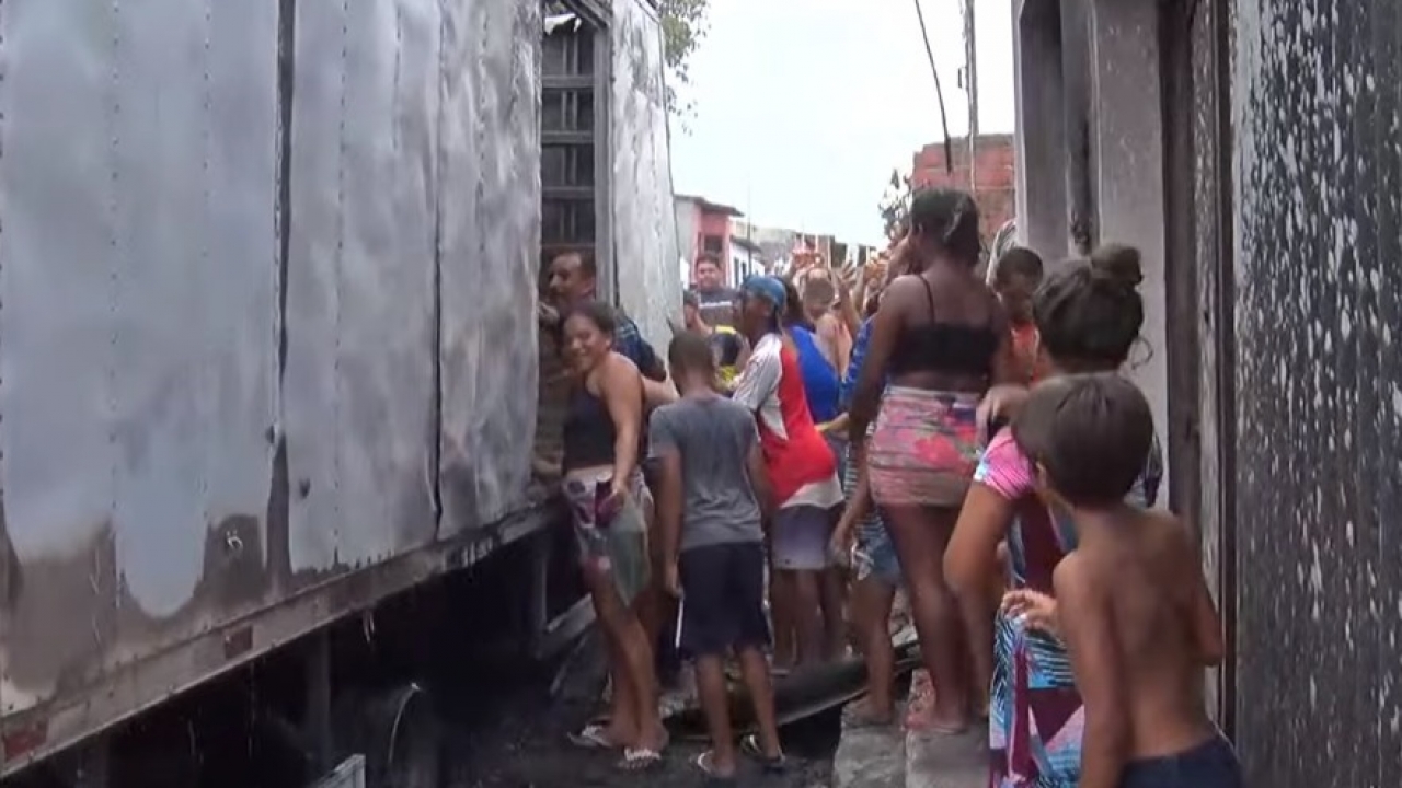 Fora de controle: População saqueia caminhão incendiado por criminosos em Natal