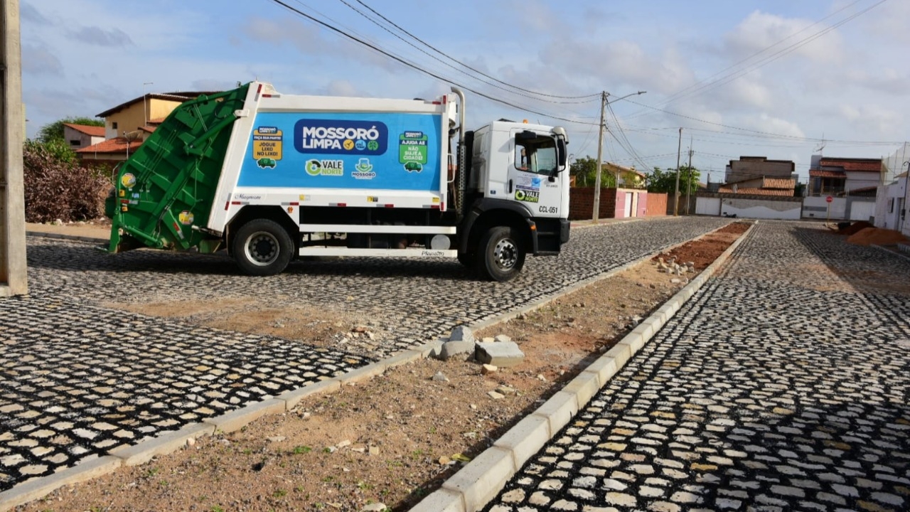Prefeitura de Mossoró pavimenta ruas no conjunto Monsenhor Américo Simonetti