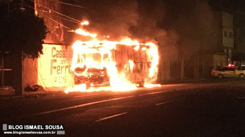 Dupla incendeia Ã´nibus estacionado na Avenida Alberto MaranhÃ£o