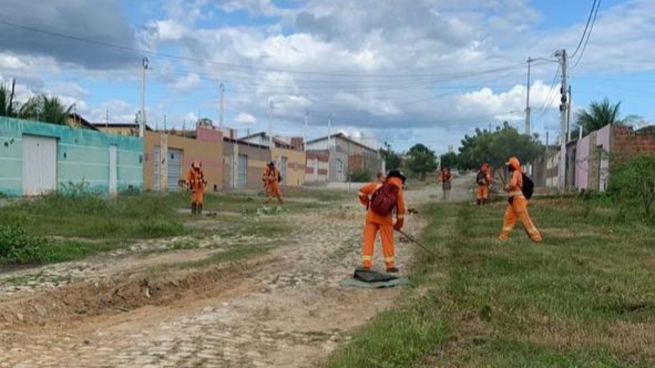 Prefeitura atende solicitação de Edson Carlos e realiza limpeza no Parque Universitário, Odete Rosado e Assentamento Jurema