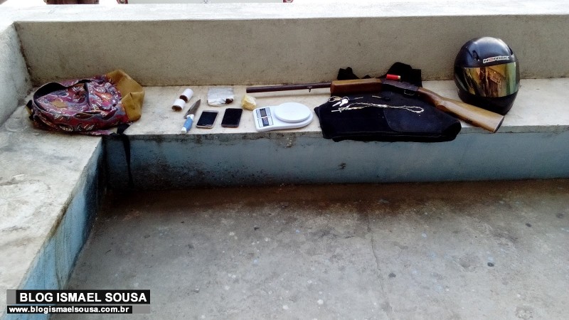 ApÃ³s denÃºncia anÃ´nima, PM prende quadrilha com armas e drogas em MossorÃ³