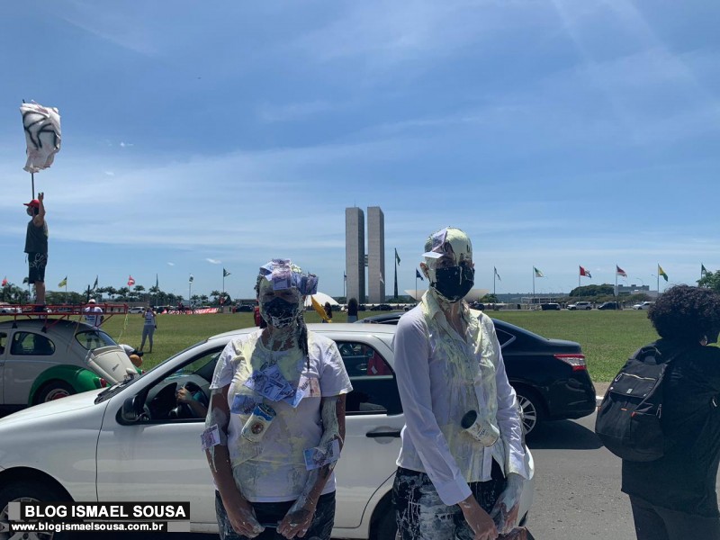 Bizarrice: Mulheres tomam banho de leite condensado em protesto contra Bolsonaro