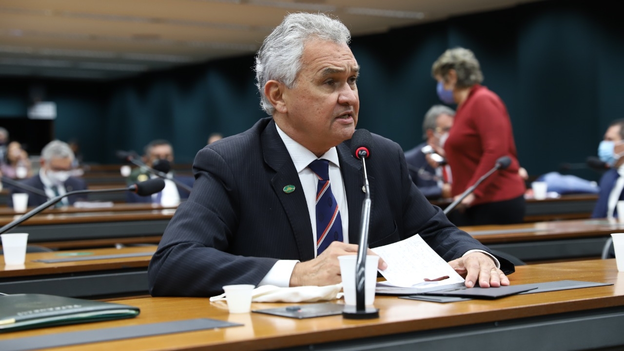 Girão critica gestão Fátima por greve dos médicos e fila para cirurgias: 'atestado de falência'