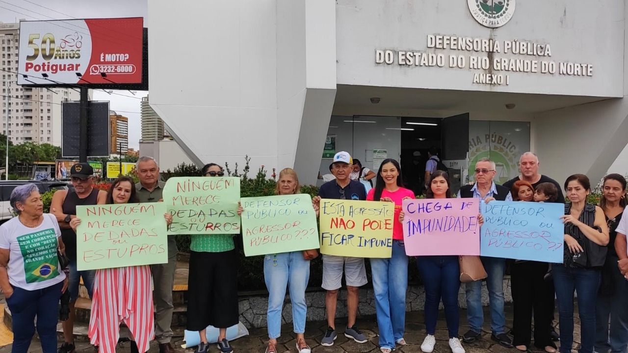 Mulheres protestam contra defensor público misógino em Natal e exigem punição