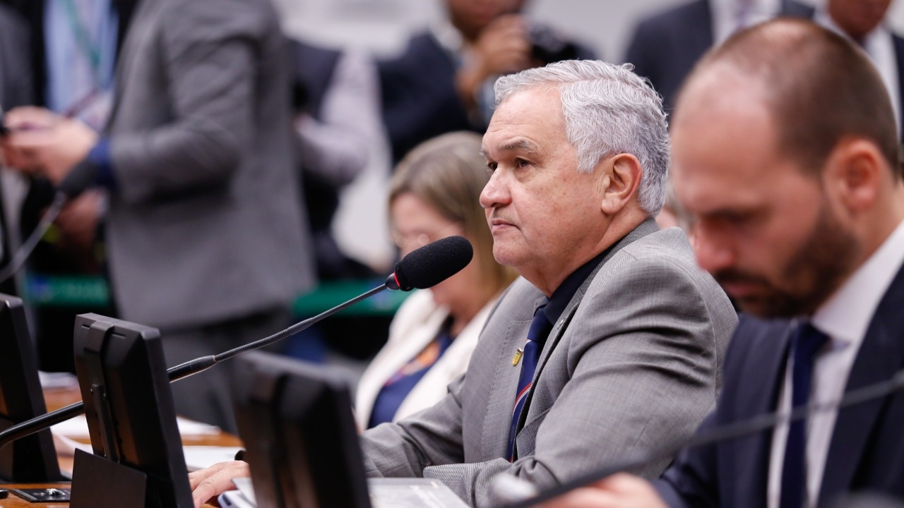 General Girão assina requerimento de urgência do novo programa de escolas Cívico-militares
