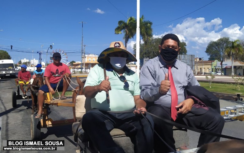 MossorÃ³: Vereador chega para evento de posse de carroÃ§a