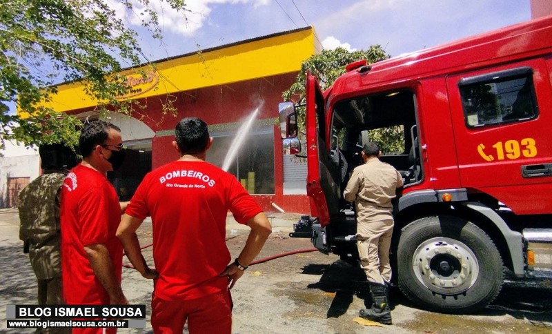 Corpo de Bombeiros debela incêndio em posto de troca de óleo em Mossoró