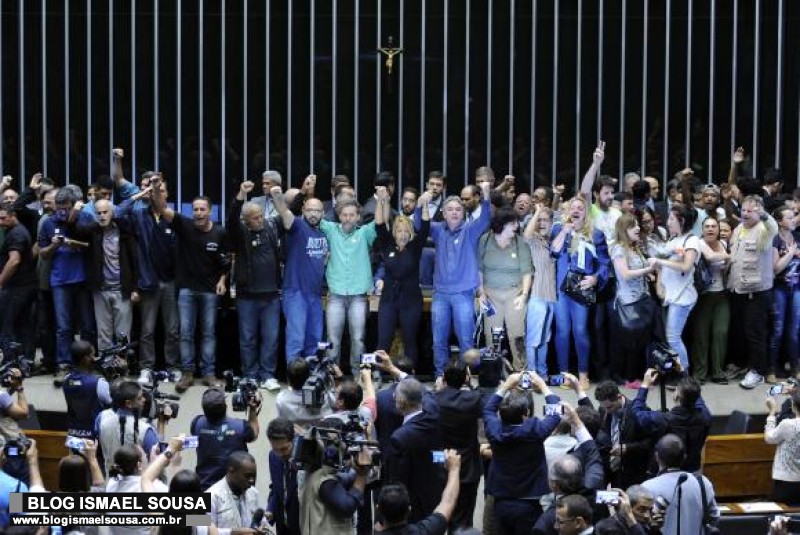 PlenÃ¡rio da CÃ¢mara Ã© invadido por manifestantes