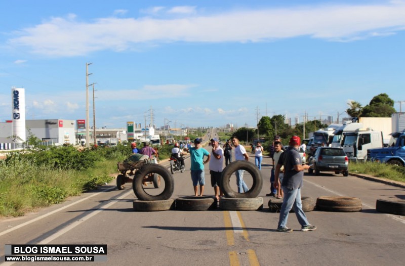 Em MossorÃ³, caminhoneiros interditam BR-304 contra o aumento do diesel e o baixo frete