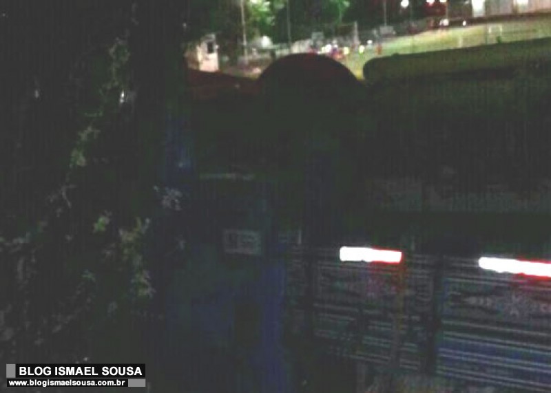 CaminhÃ£o carregado de papelÃ£o tomba na rotatÃ³ria do Thermas, na BR-304