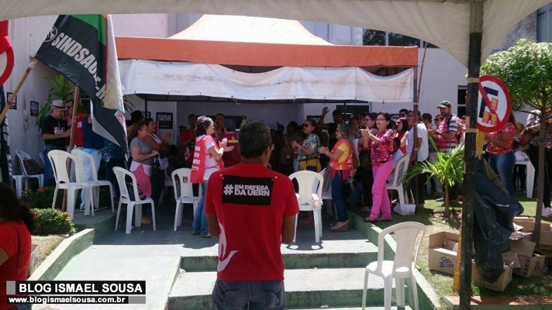 Professores da UERN seguem acampados em frente Ã  governadoria; Robinson ignora movimento