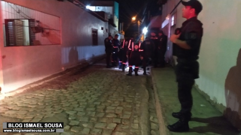 Rapaz Ã© morto a tiros enquanto trafegava de moto no Ouro Negro