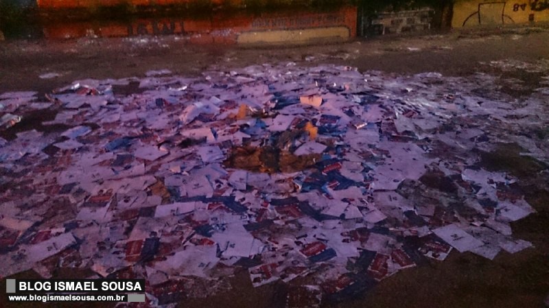 Grupo feminista joga lixo na rua durante protesto no Dia da Mulher em MossorÃ³
