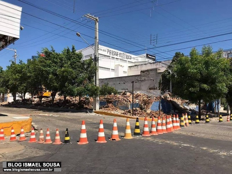 PrÃ©dio onde funcionou o jornal Gazeta do Oeste Ã© demolido