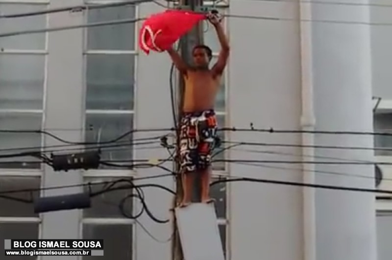 Homem sobe em poste e morre eletrocutado durante evento da Dilma em Aracaju (Veja)