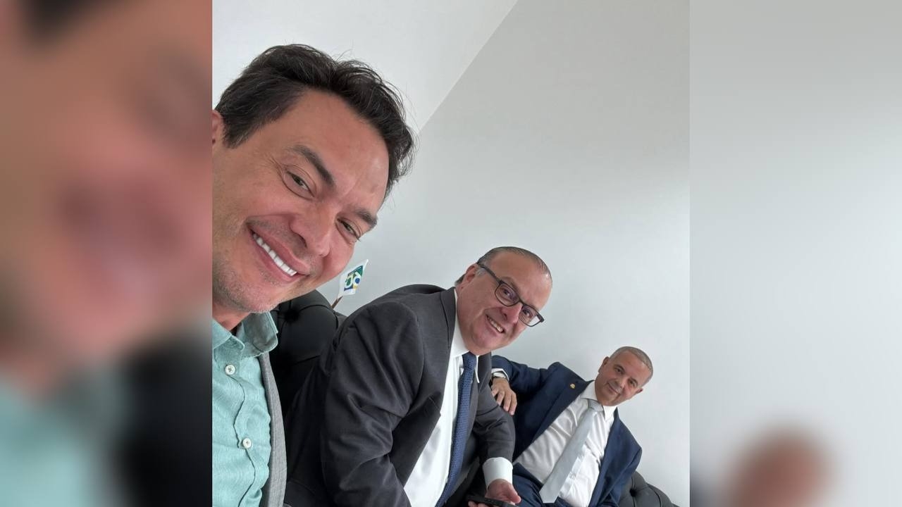 Trio da direita e centro posa unido e Rogério estreia novo visual capilar; 'Juntos e alinhados'