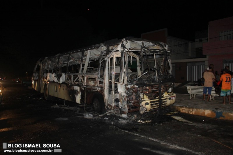 Ã”nibus que servia para o transporte de operÃ¡rios de salina Ã© incendiado em Macau