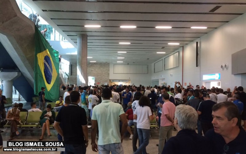 VÃDEO: Bolsonaro Ã© recebido por multidÃ£o no Aeroporto AluÃ­zio Alves, na grande Natal