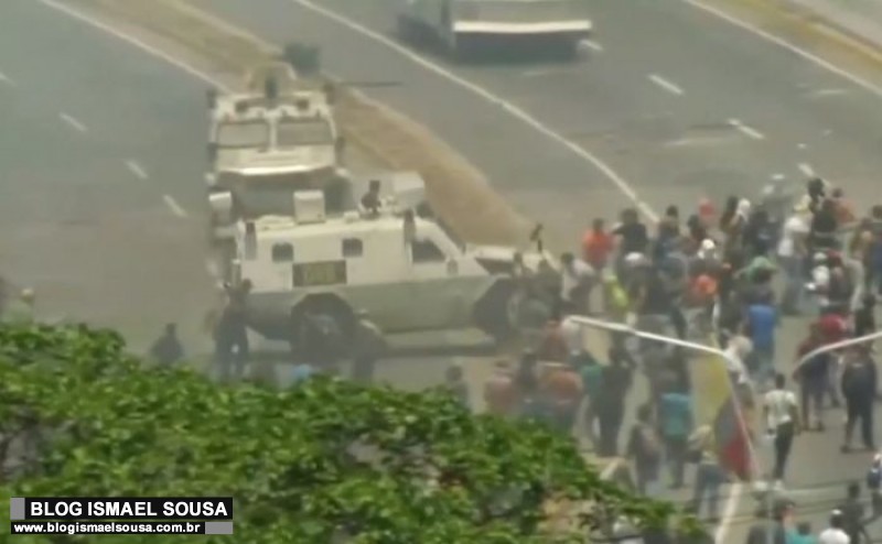 Blindado da Guarda Nacional Bolivariana atropela manifestantes na Venezuela