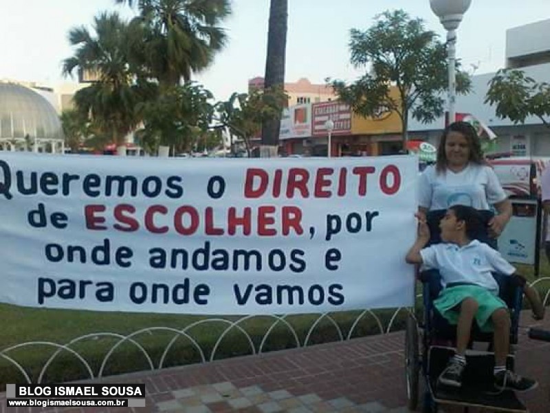 MÃ£e de estudante cadeirante cobra transporte escolar para filho assistir aula