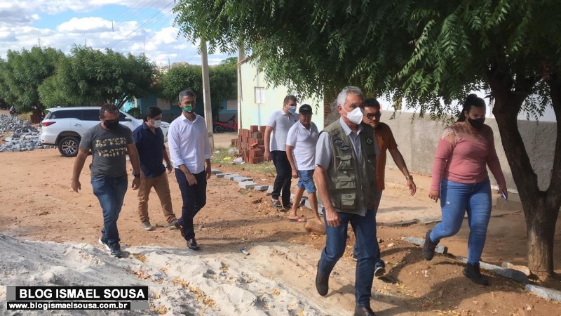 General Girão visita obras de pavimentação de ruas em Parelhas