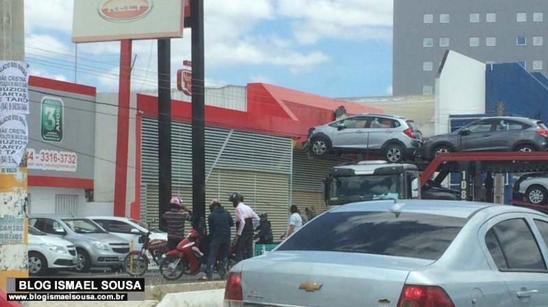 Motorista de caminhÃ£o cegonha erra manobra e atinge fachada de restaurante na Av. Presidente Dutra